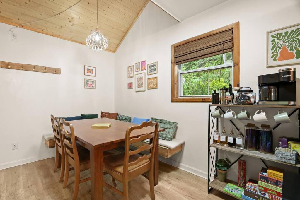 Cozy Mountain Chalet With Hot Tub Outdoor Movie Screen And Fire Place