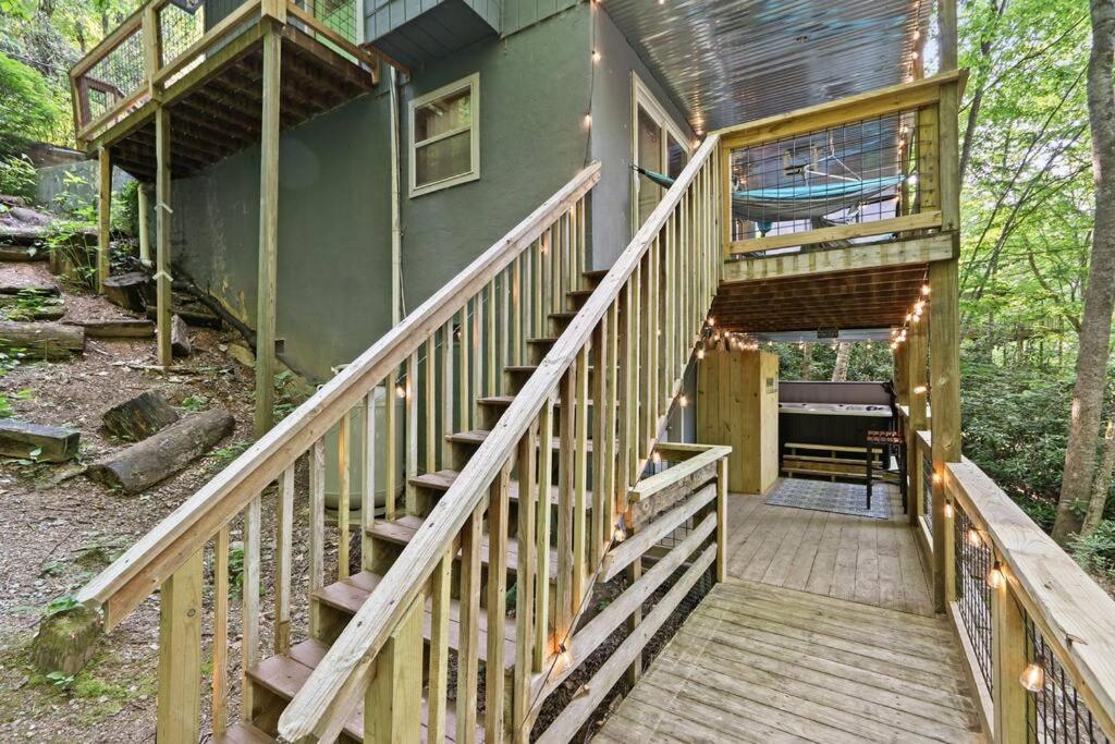 Cozy Mountain Chalet With Hot Tub Outdoor Movie Screen And Fire Place