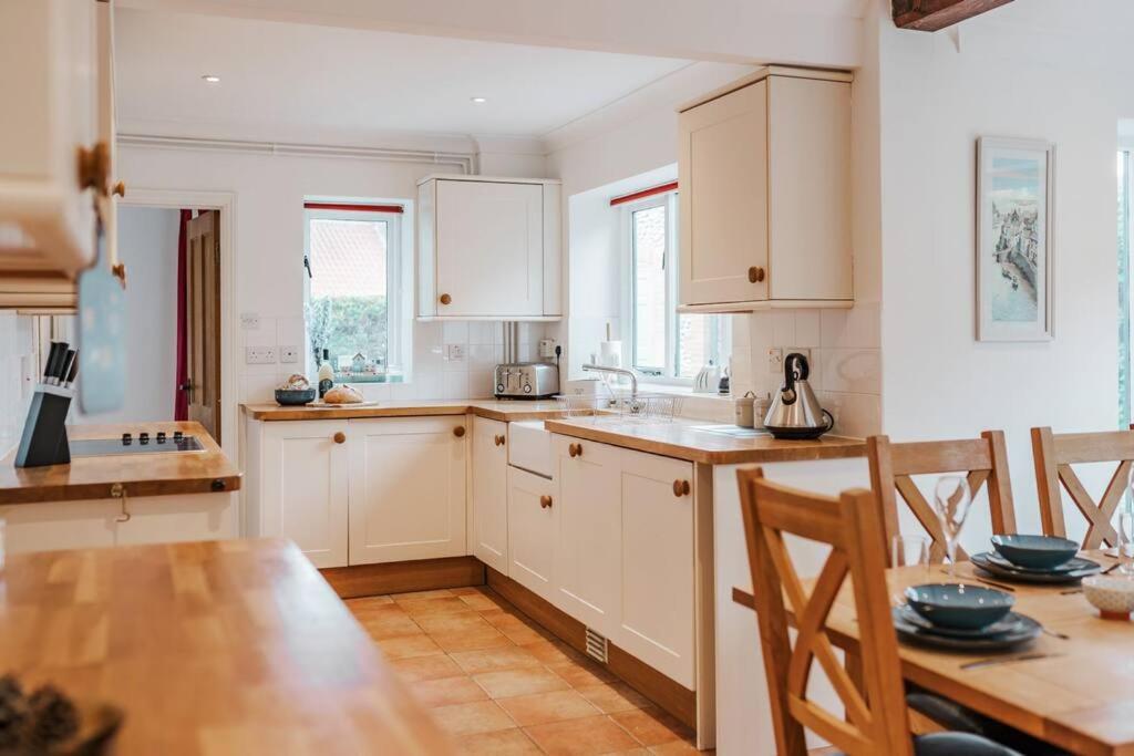 Astley House - Norfolk Cottage Agency