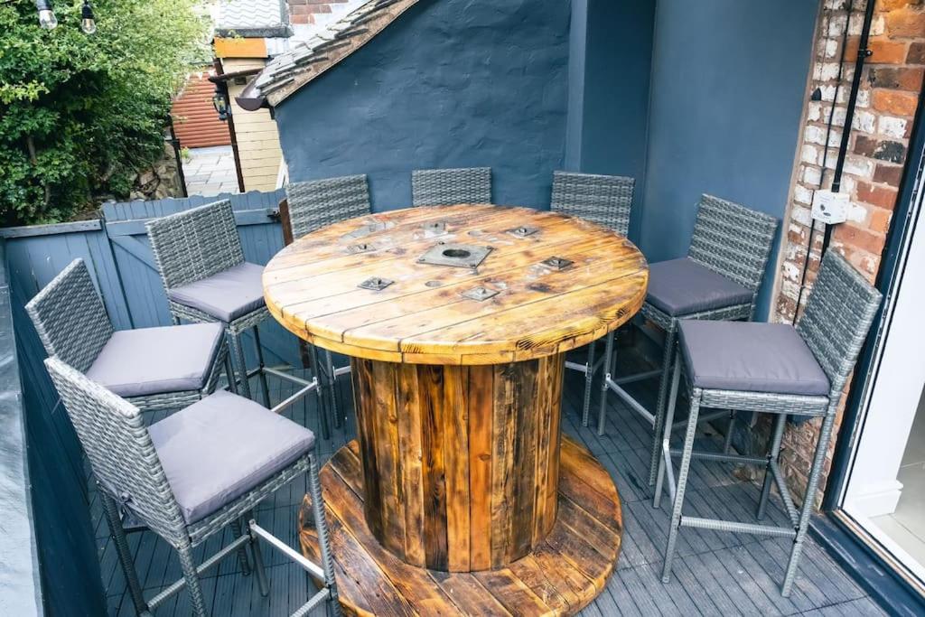 4 bedroom - Sleep 9 home in Cheadle Staffordshire - Alton towers Polar Express Dimmingsdale Peak District Trentham Gardens Water World