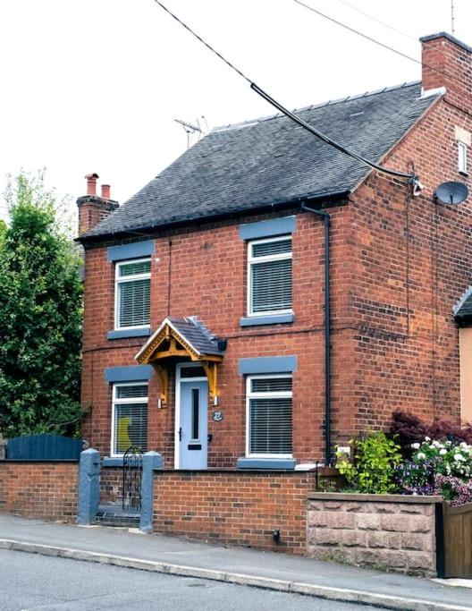 4 bedroom - Sleep 9 home in Cheadle Staffordshire - Alton towers Polar Express Dimmingsdale Peak District Trentham Gardens Water World