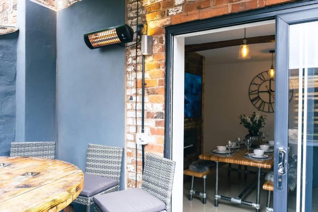 4 bedroom - Sleep 9 home in Cheadle Staffordshire - Alton towers Polar Express Dimmingsdale Peak District Trentham Gardens Water World