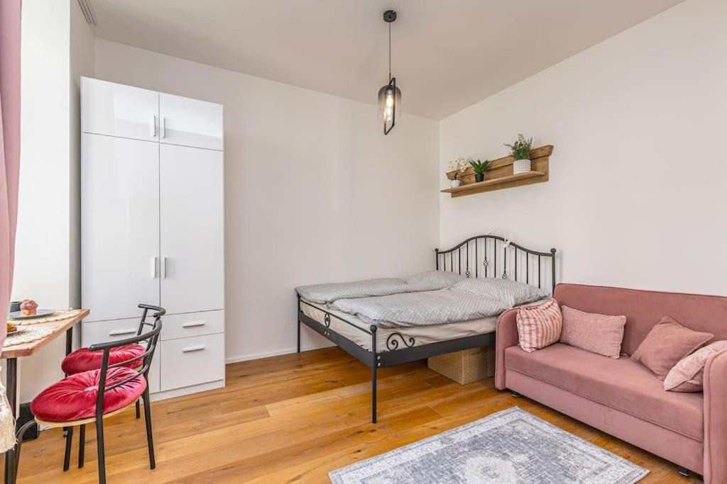 Cozy quiet new apartment in Karlin square