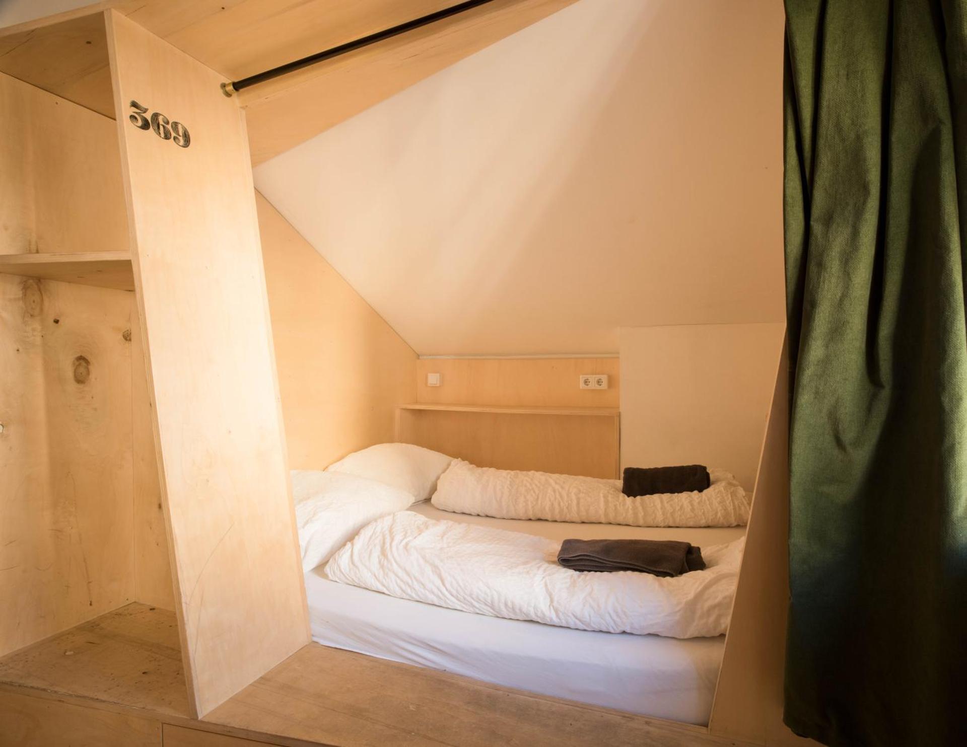 Double Bed in 6-Bed Mixed Dormitory Room