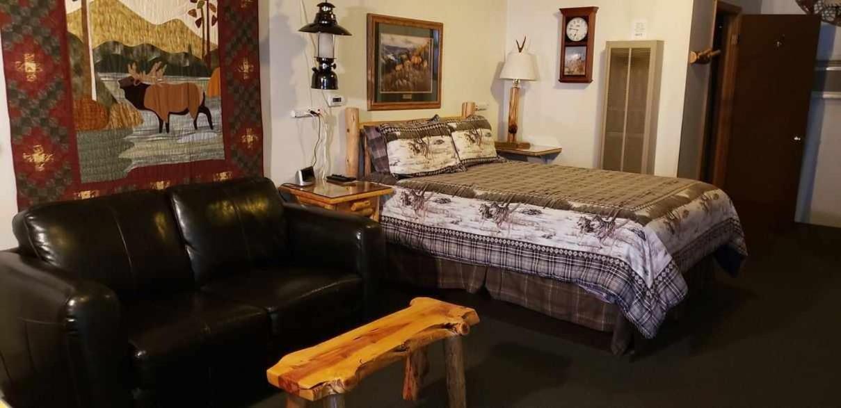 The Woodsman Country Lodge Motel