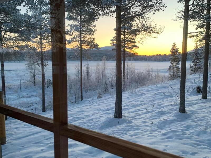 Ruska 2, Ylläs, Äkäslompolo, Lapland - Log Cabin with Lake and Fell Scenery