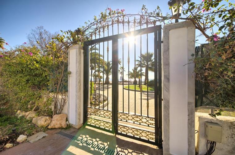 First Line Apartment in Puerto Banus