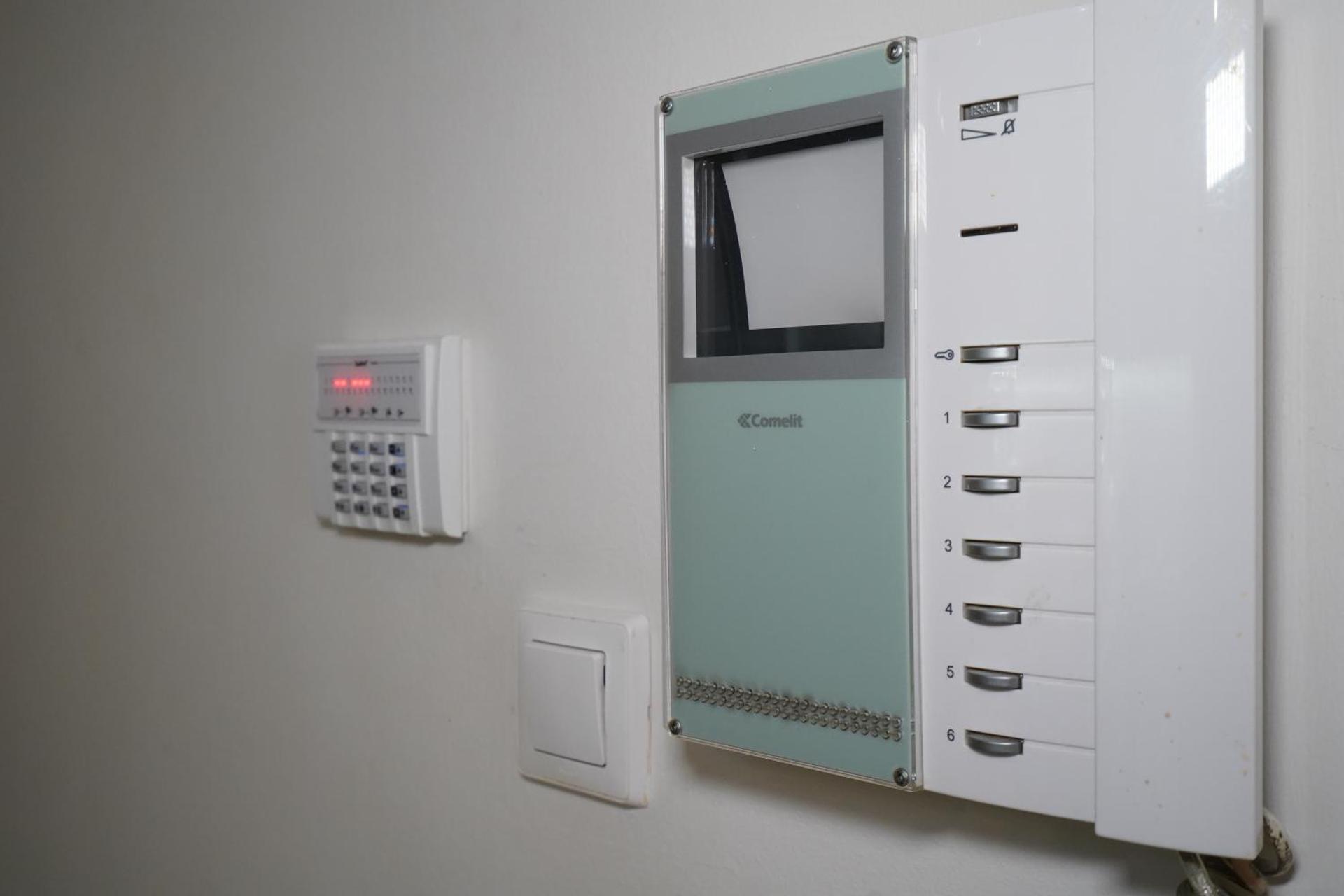 Garden Apartment next to the Mall -Private Parking