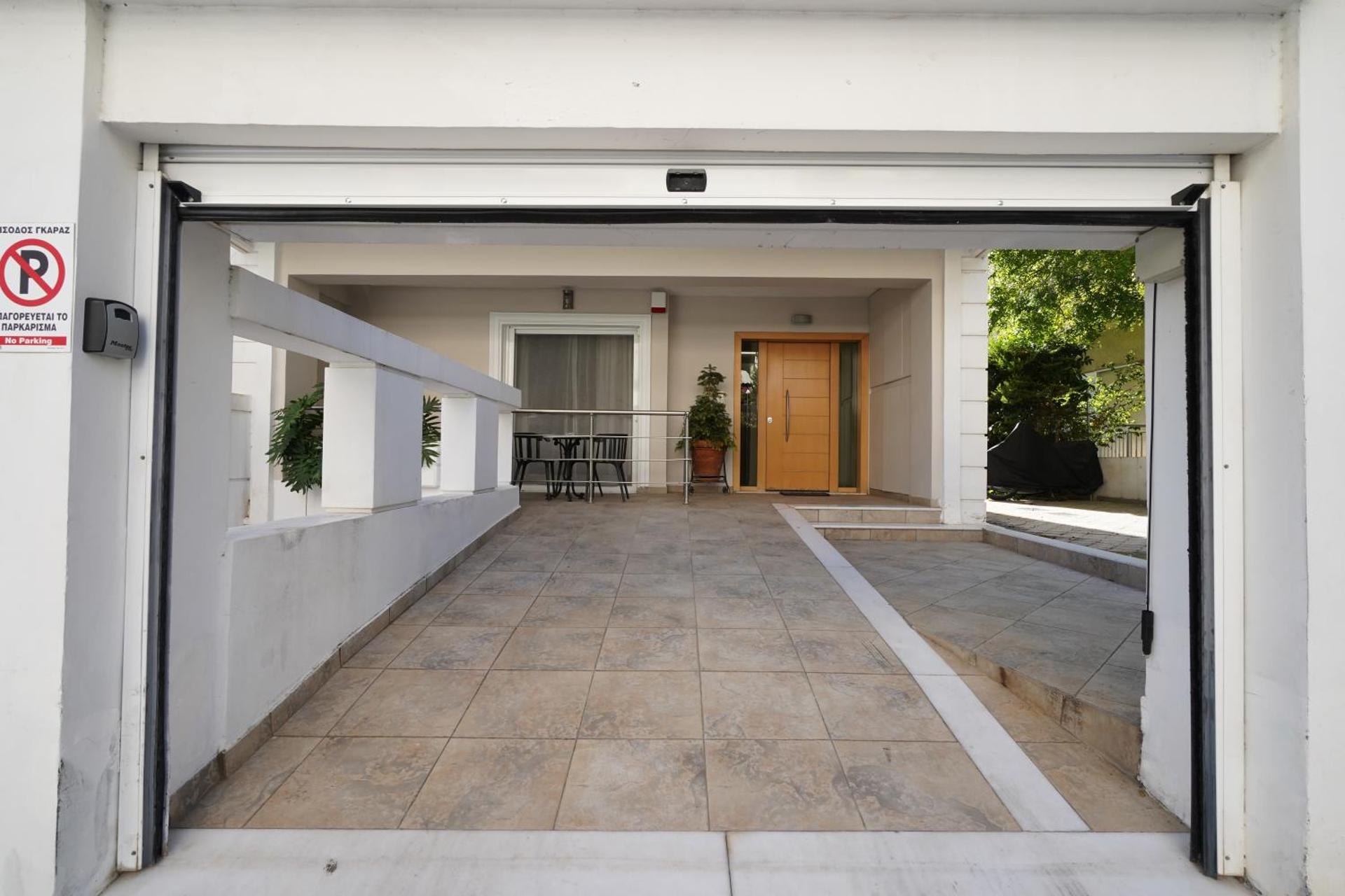 Garden Apartment next to the Mall -Private Parking