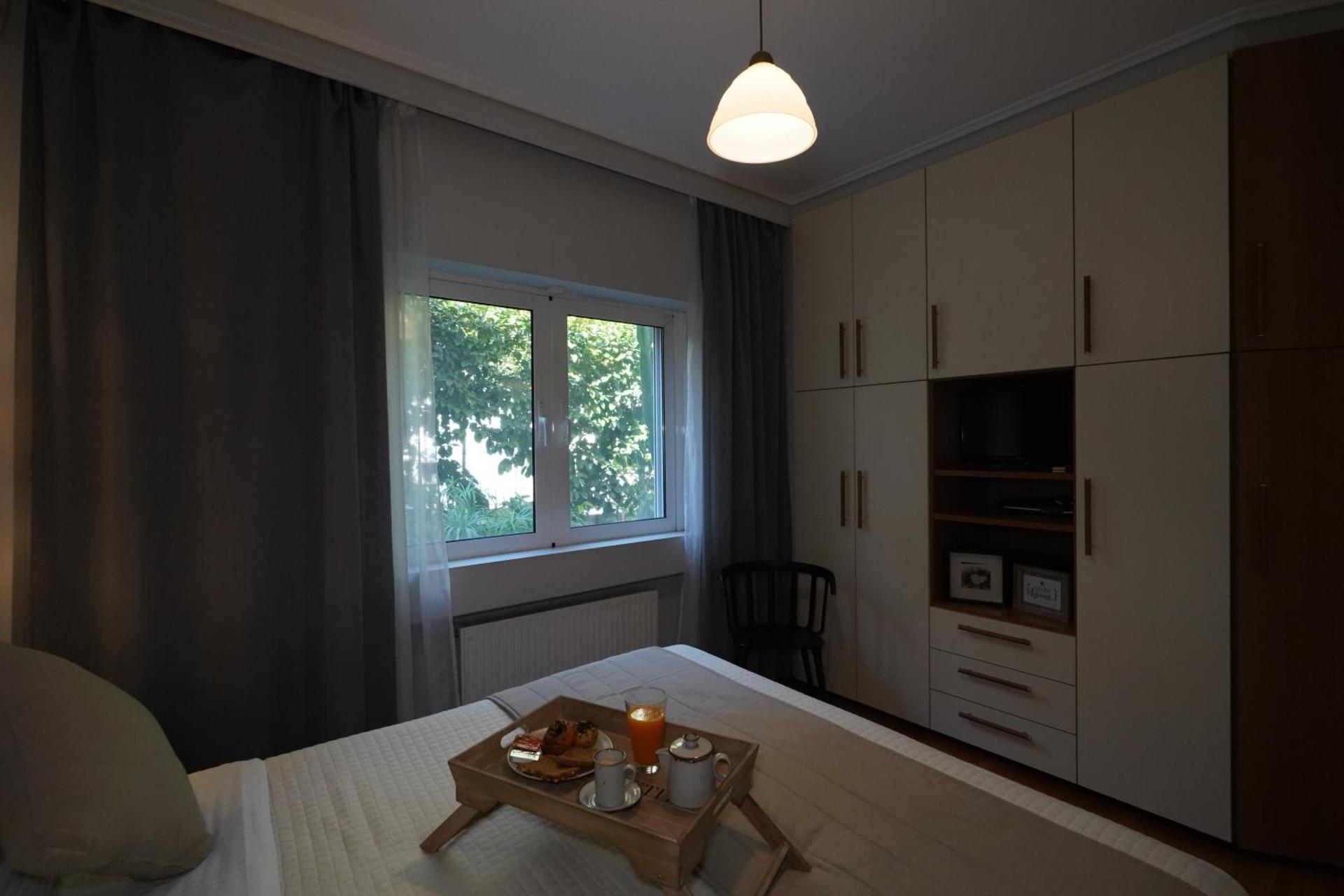 Garden Apartment next to the Mall -Private Parking