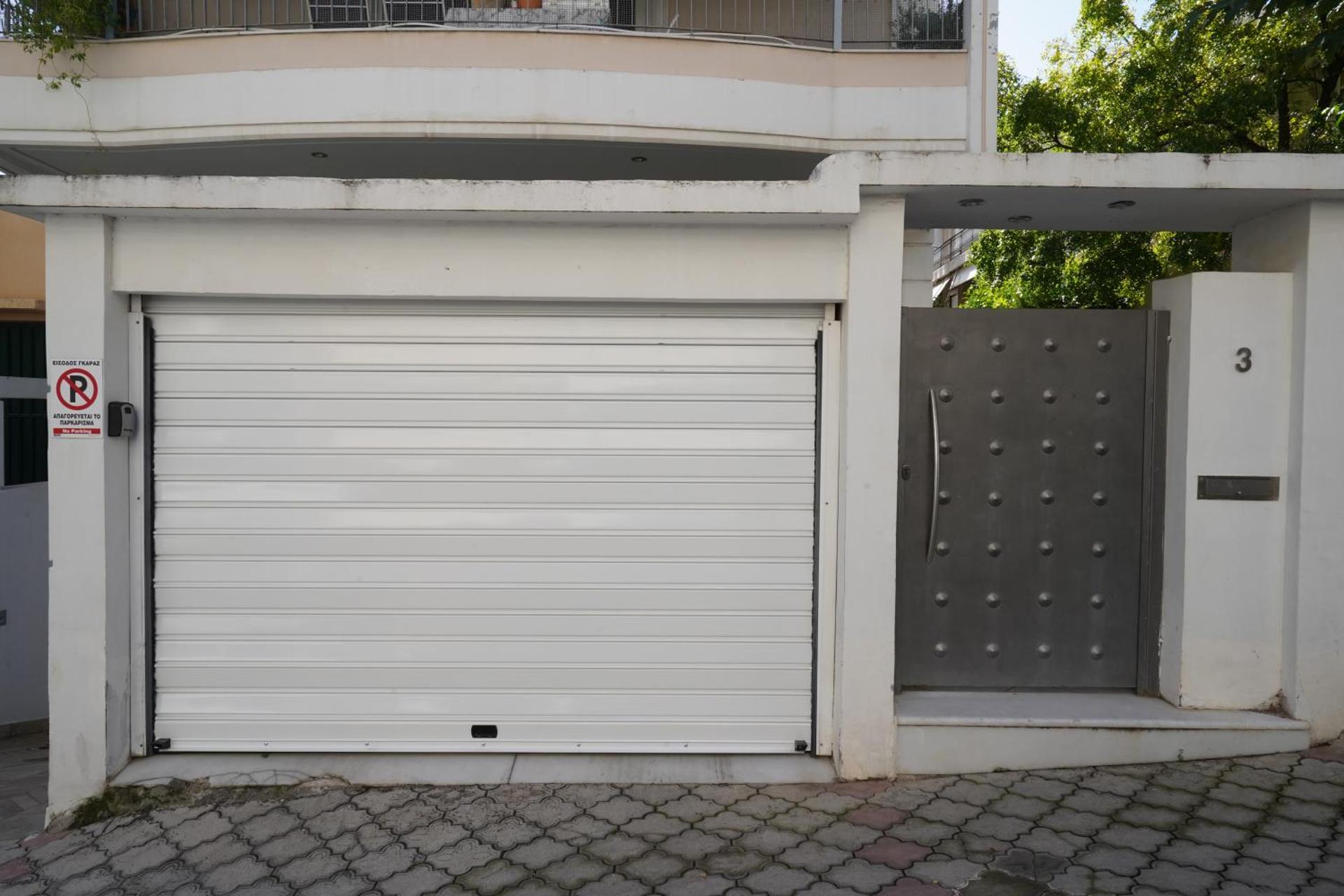 Garden Apartment next to the Mall -Private Parking