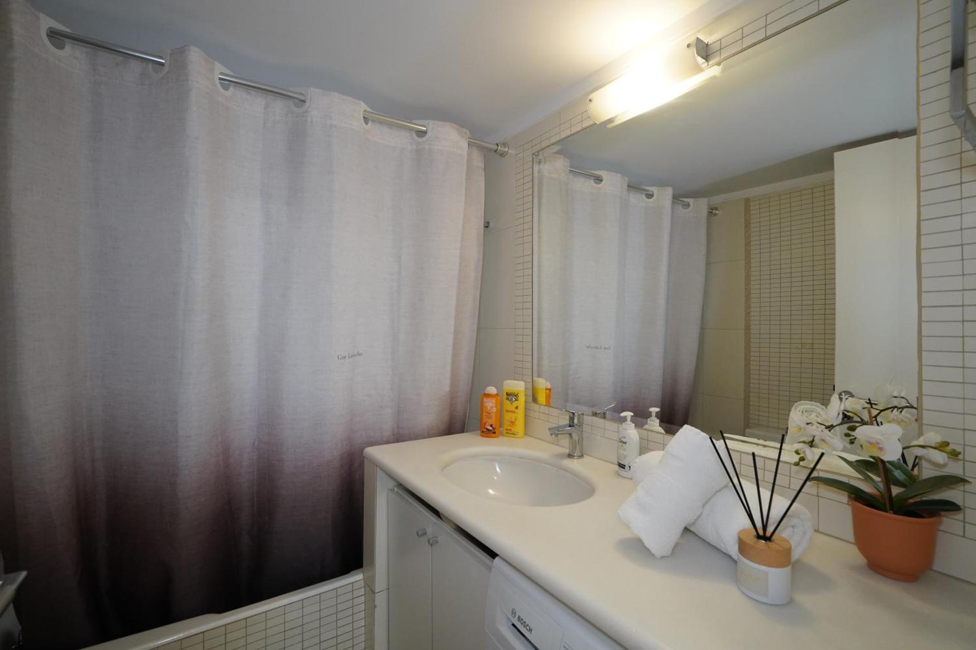 Garden Apartment next to the Mall -Private Parking