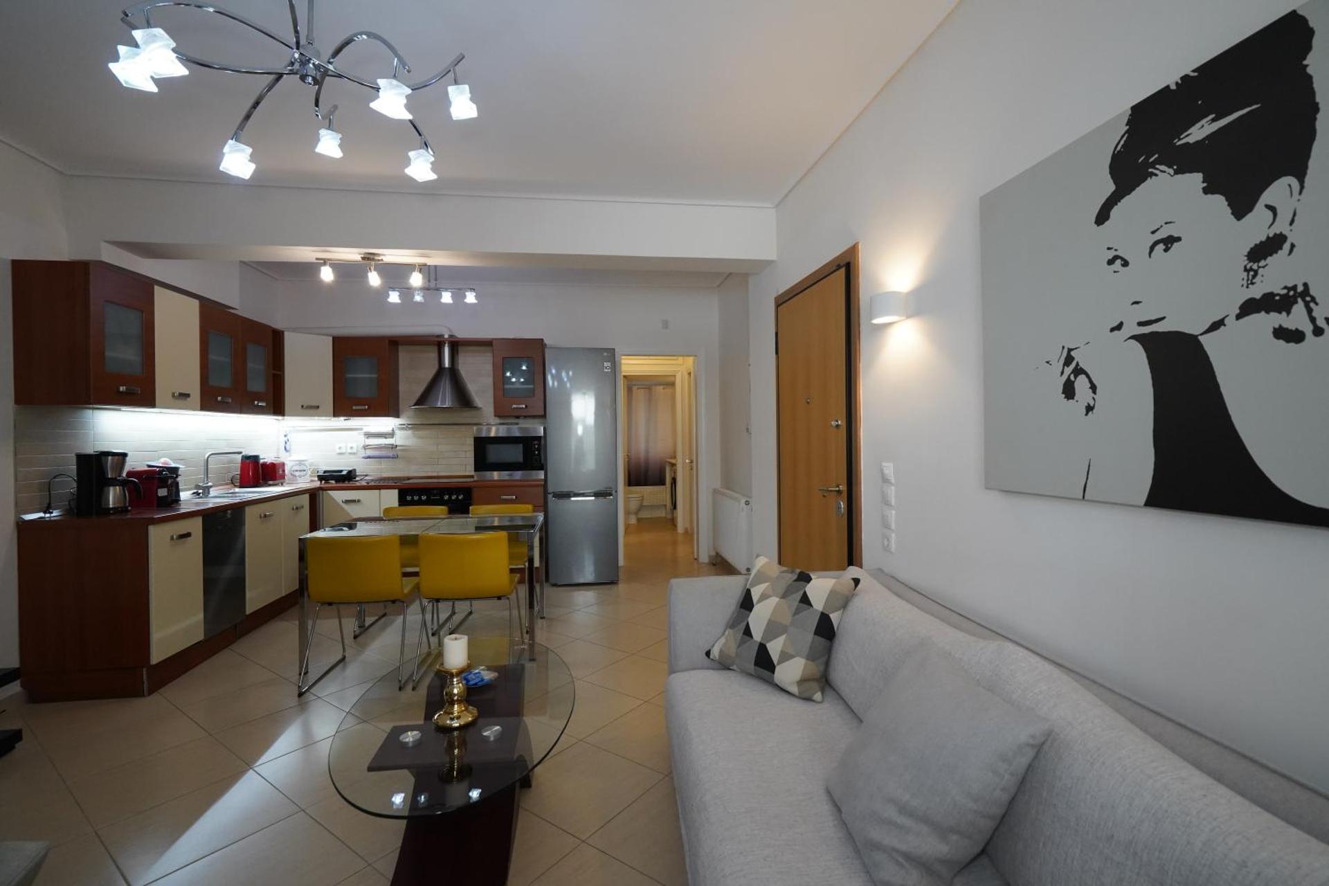 Garden Apartment next to the Mall -Private Parking