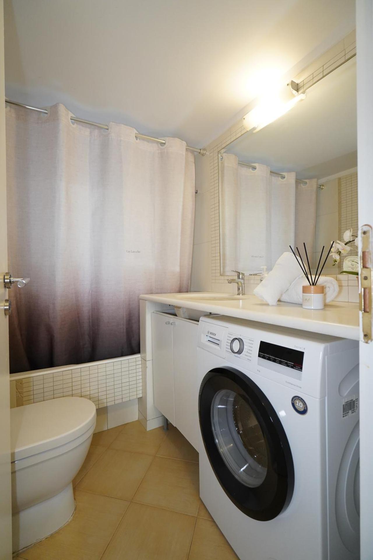 Garden Apartment next to the Mall -Private Parking