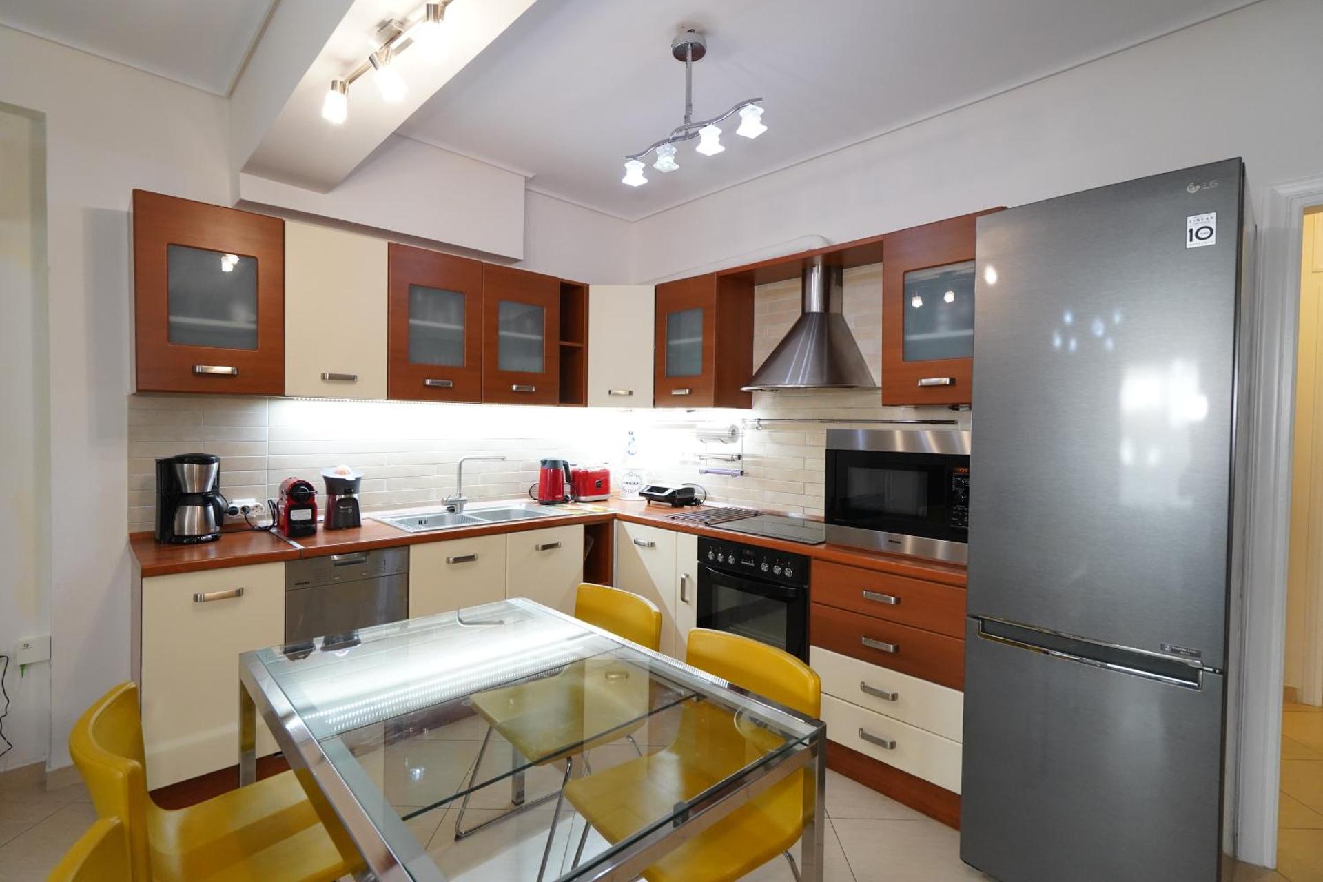 Garden Apartment next to the Mall -Private Parking