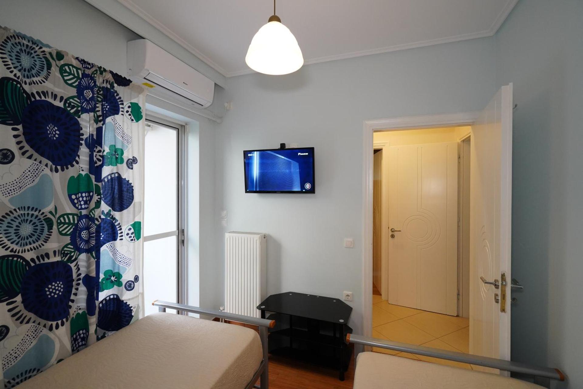 Garden Apartment next to the Mall -Private Parking