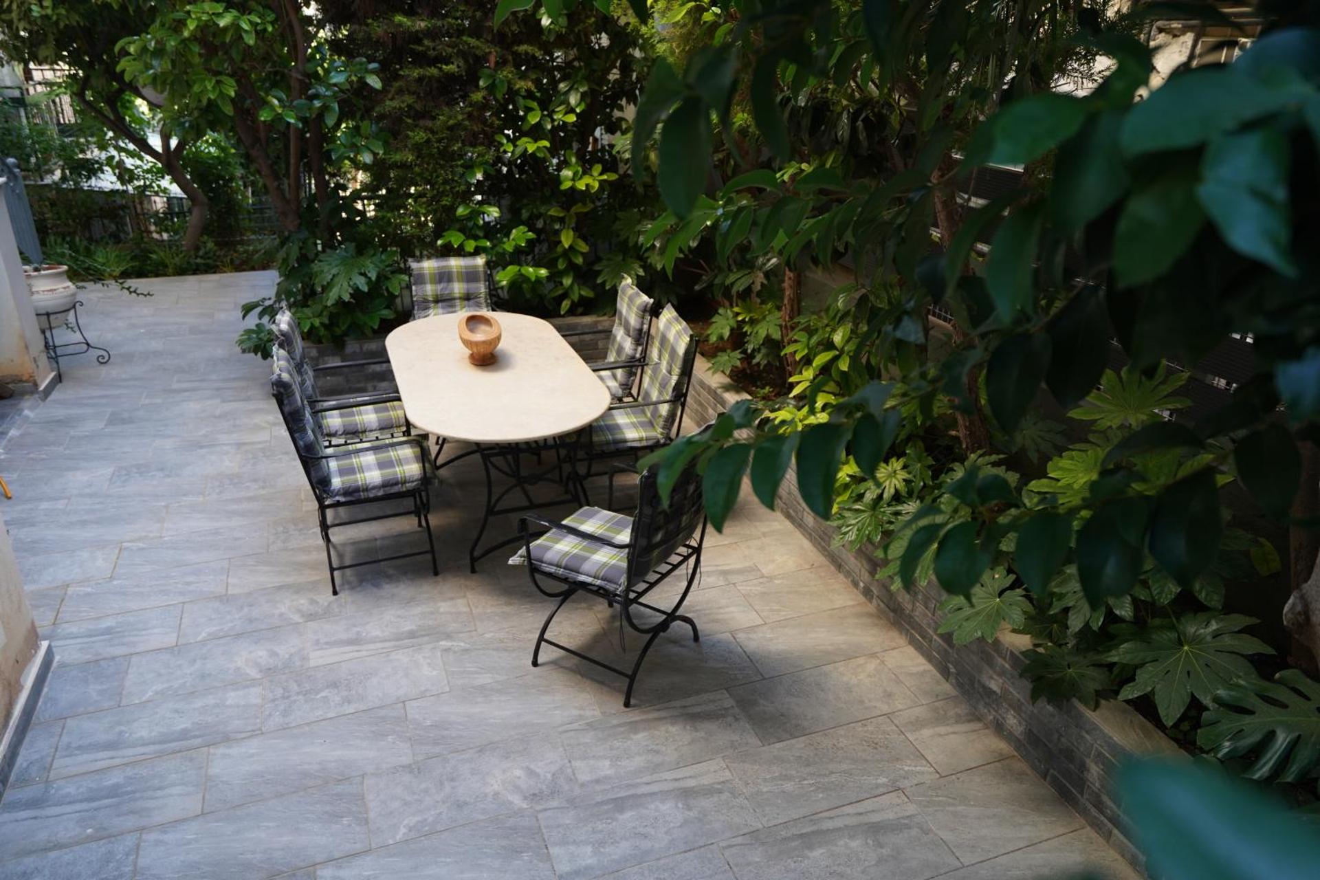 Garden Apartment next to the Mall -Private Parking