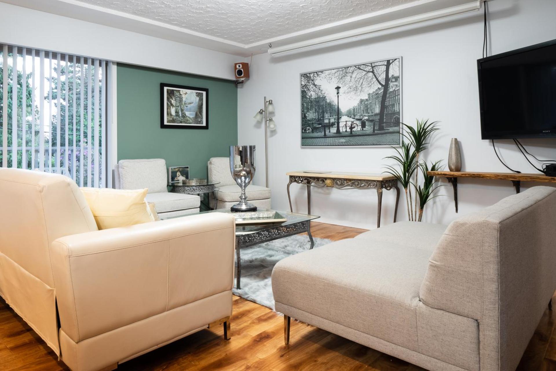 Communal lounge/ TV room