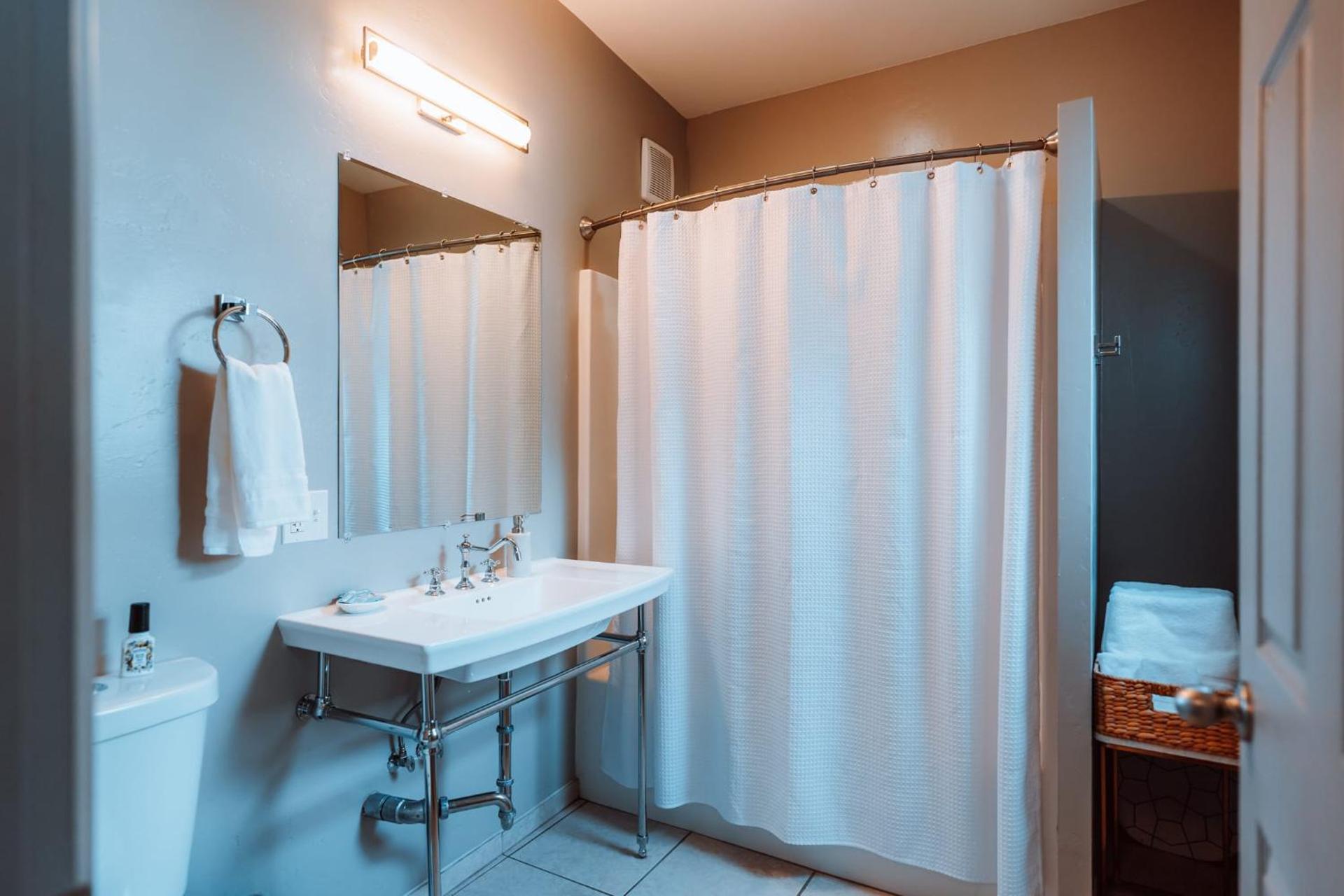 Swank House- Downtown Suite-Pet Friendly