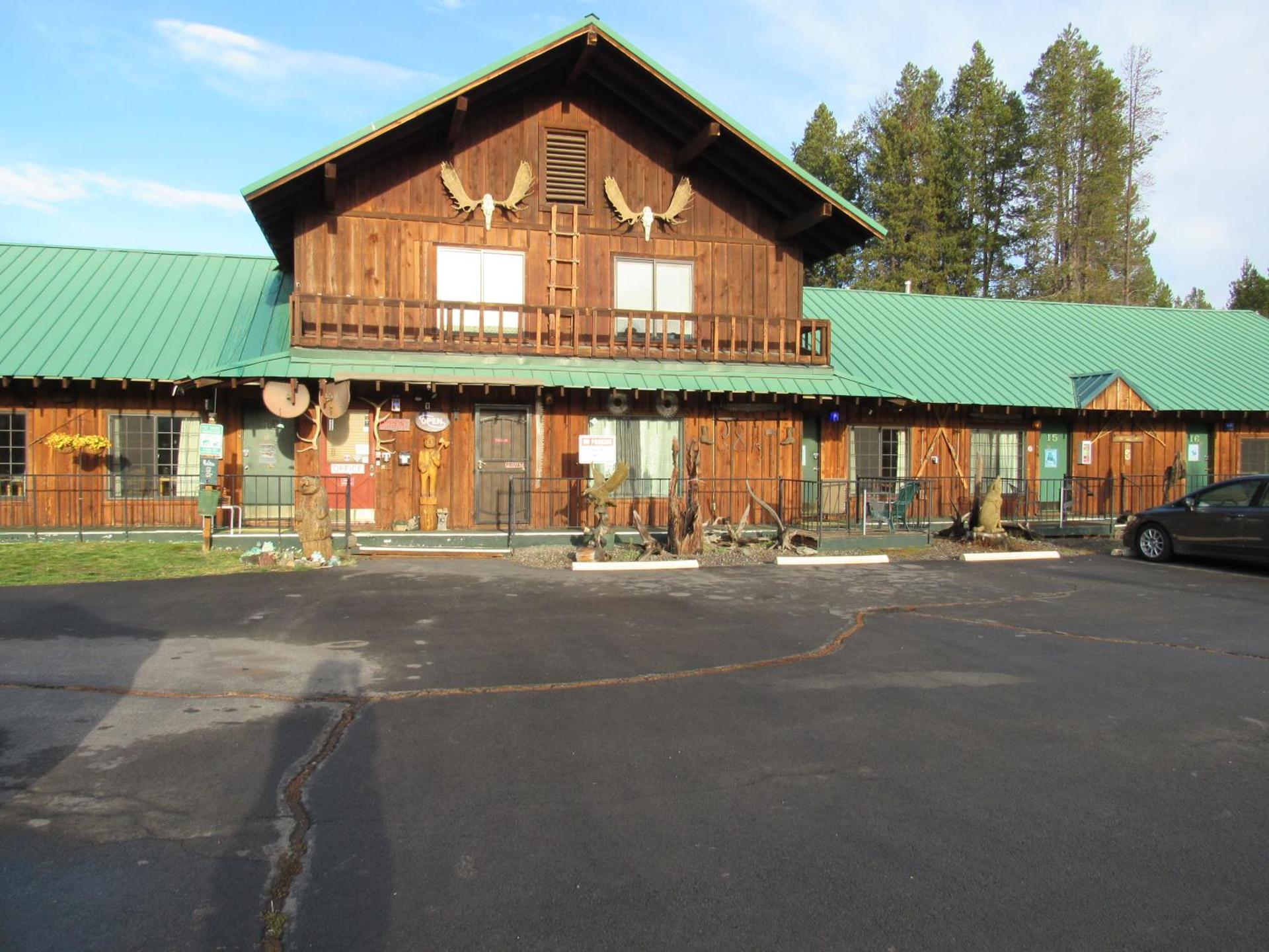 The Woodsman Country Lodge Motel