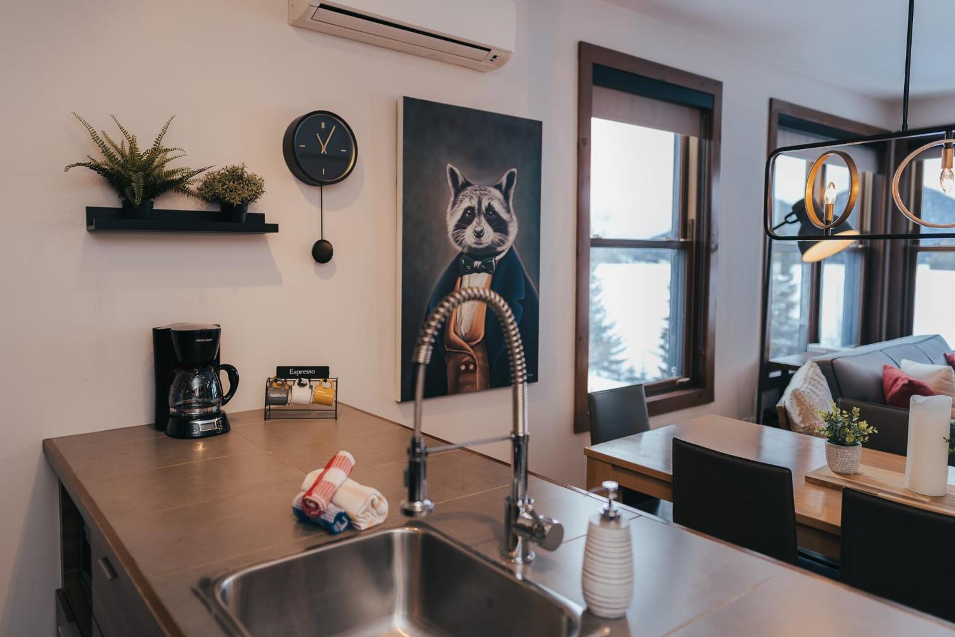 Lake Resort Suite: Views & Amenities