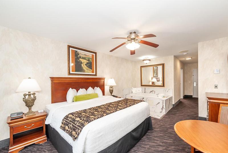 Deluxe Room with One Queen Bed, Non-Smoking