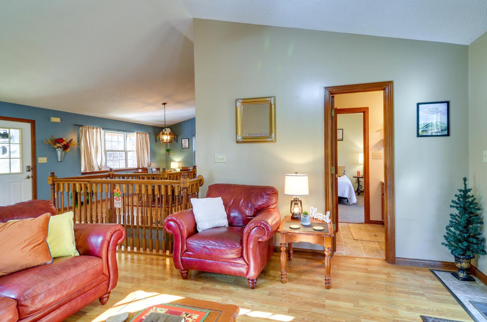 Burnside Resort Cabin with Hot Tub and Outdoor Spots!