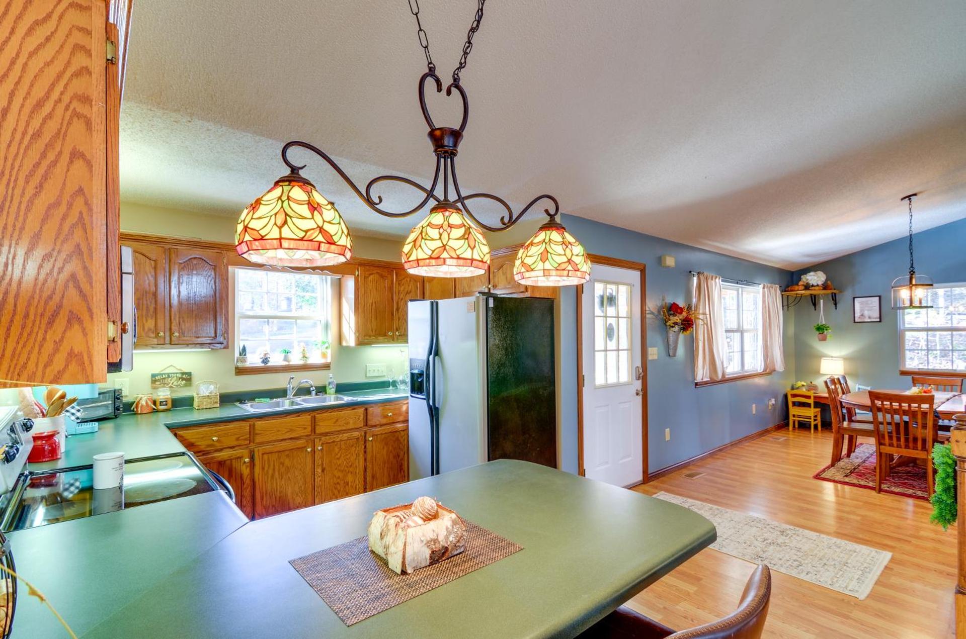 Burnside Resort Cabin with Hot Tub and Outdoor Spots!