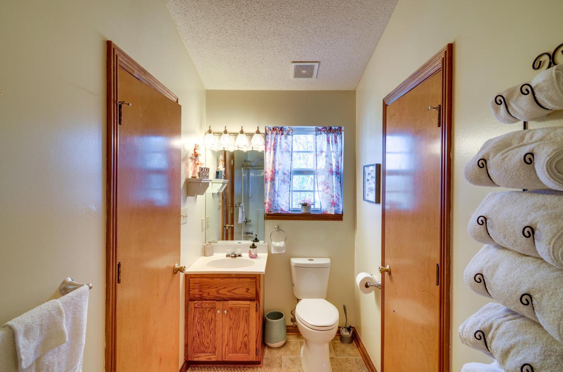 Burnside Resort Cabin with Hot Tub and Outdoor Spots!