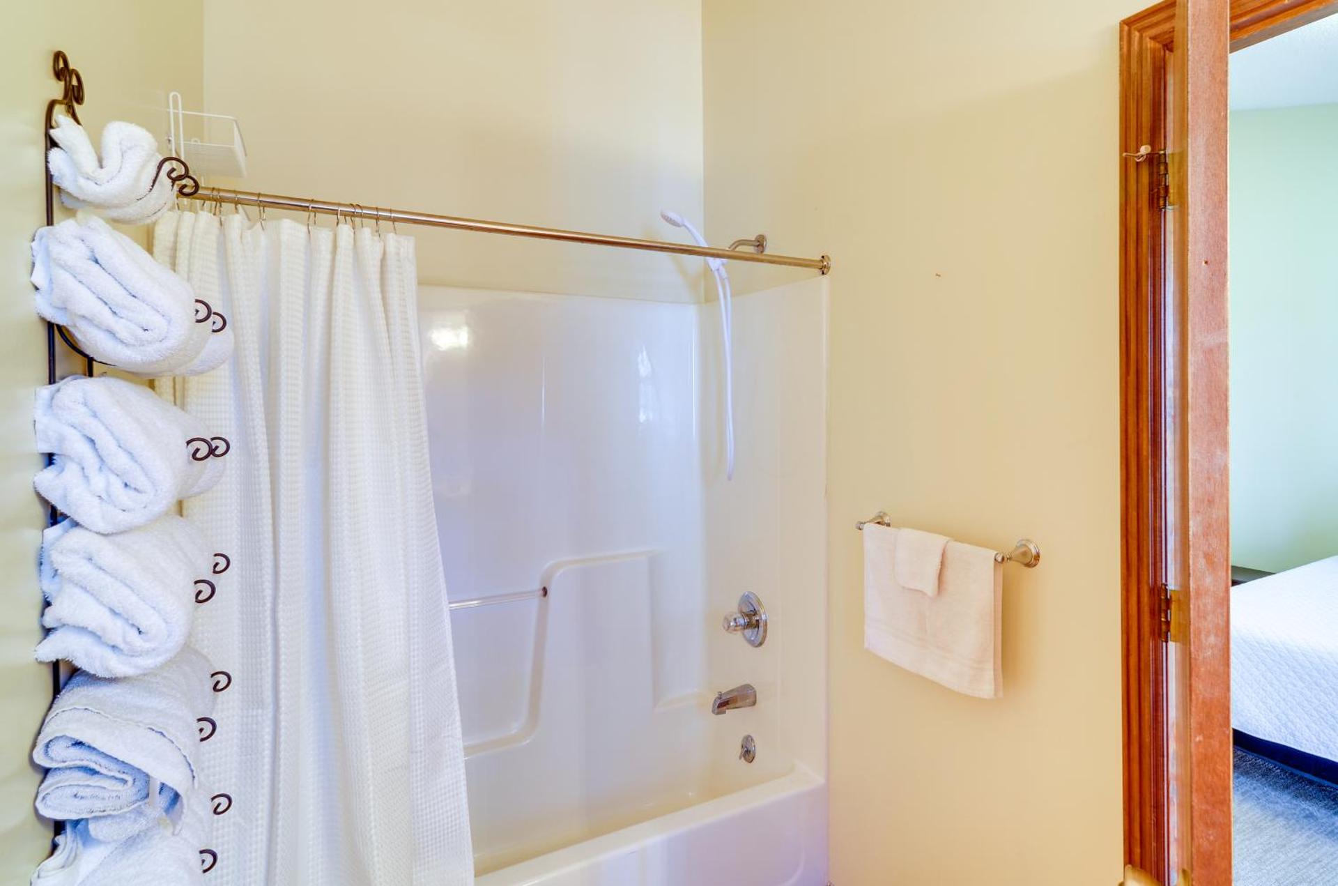 Burnside Resort Cabin with Hot Tub and Outdoor Spots!