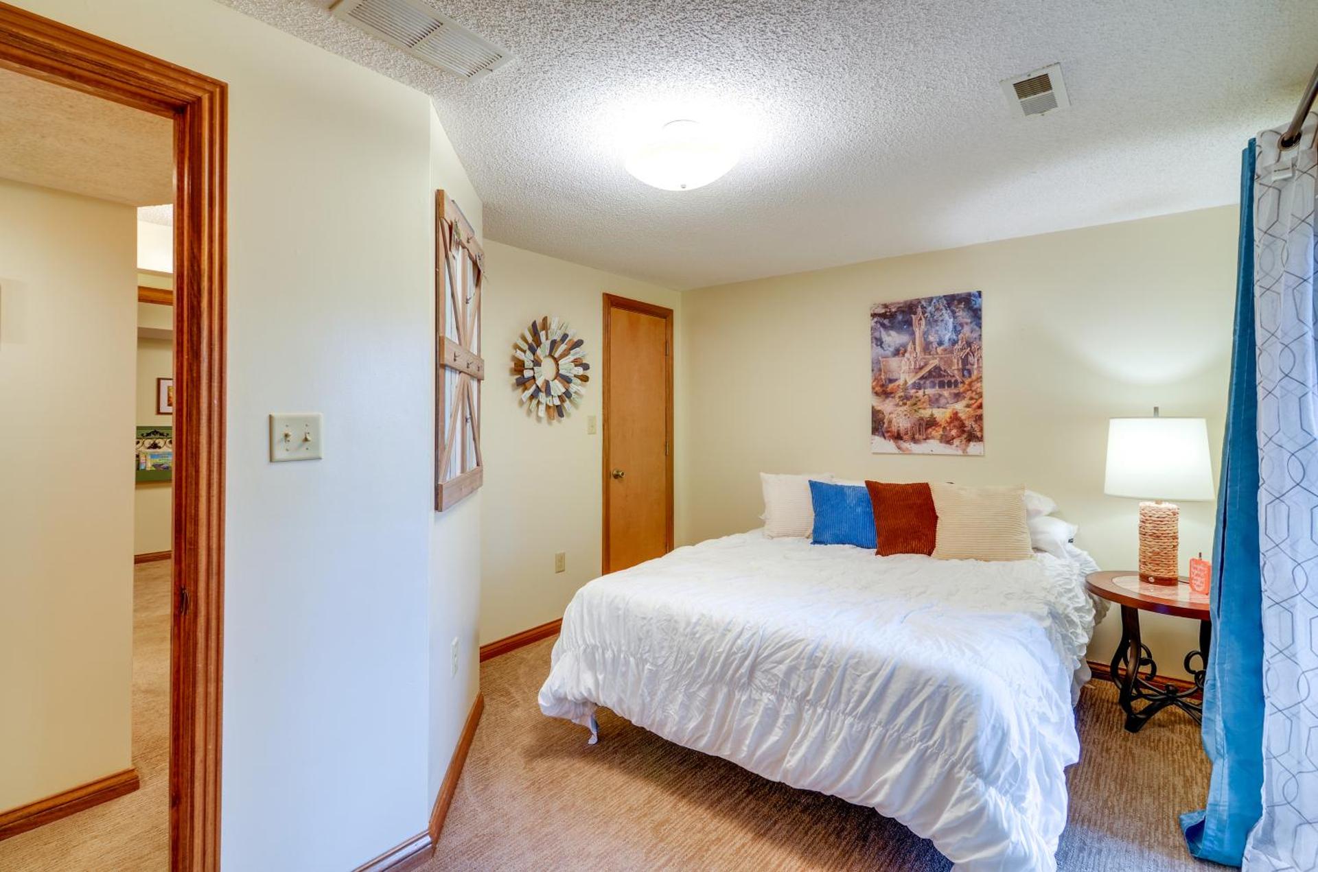 Burnside Resort Cabin with Hot Tub and Outdoor Spots!