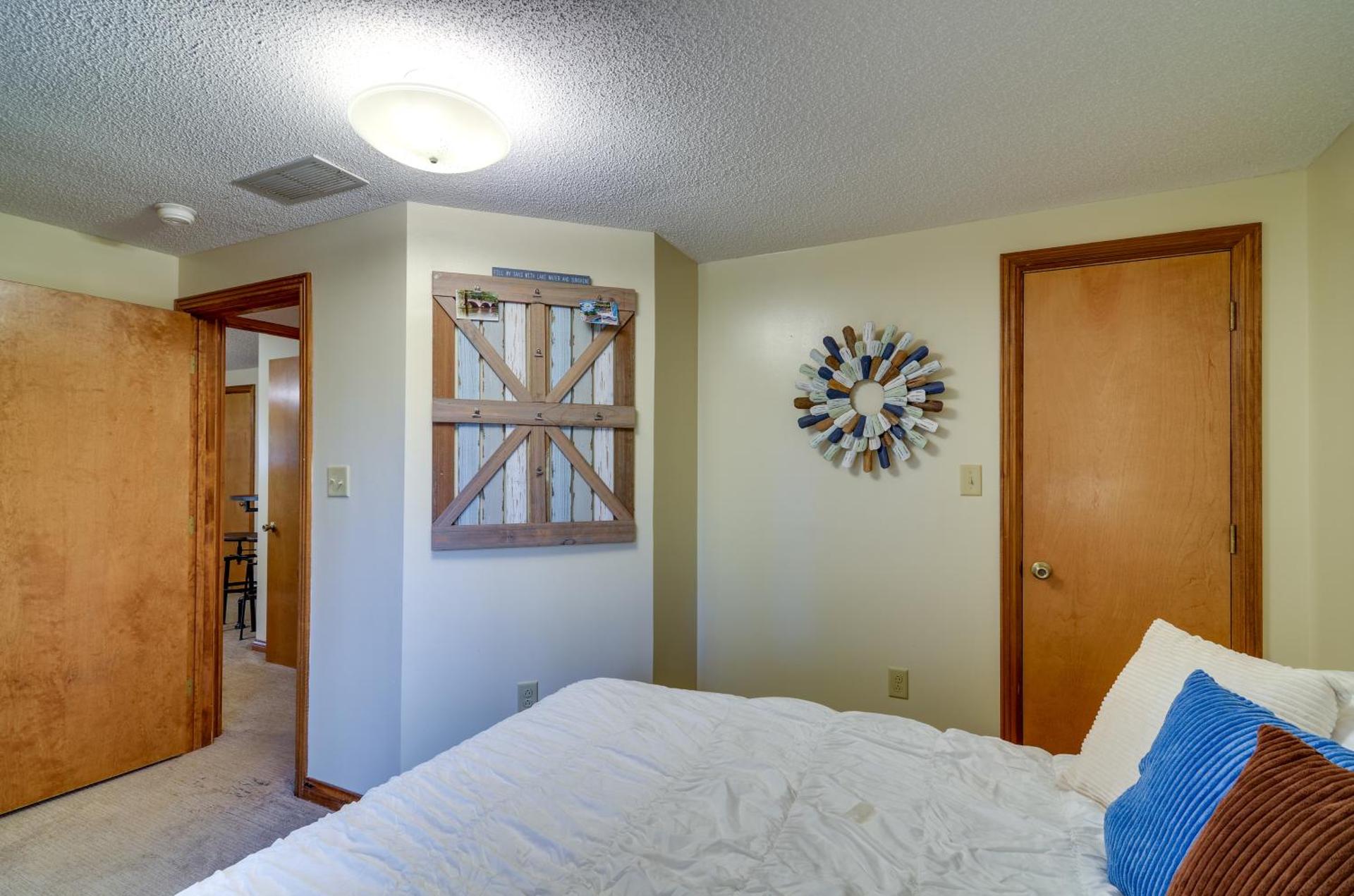 Burnside Resort Cabin with Hot Tub and Outdoor Spots!