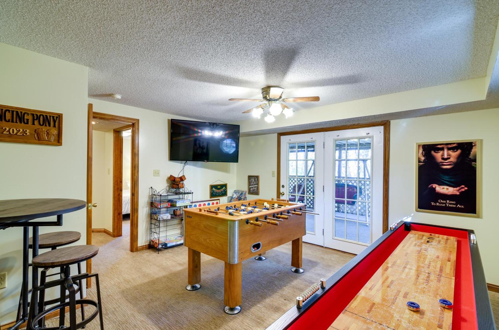 Burnside Resort Cabin with Hot Tub and Outdoor Spots!