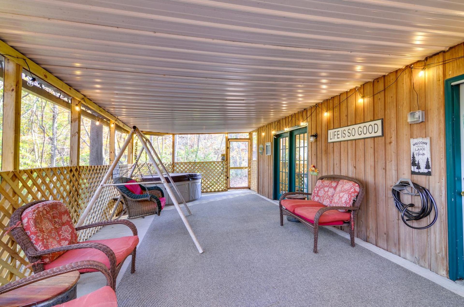 Burnside Resort Cabin with Hot Tub and Outdoor Spots!