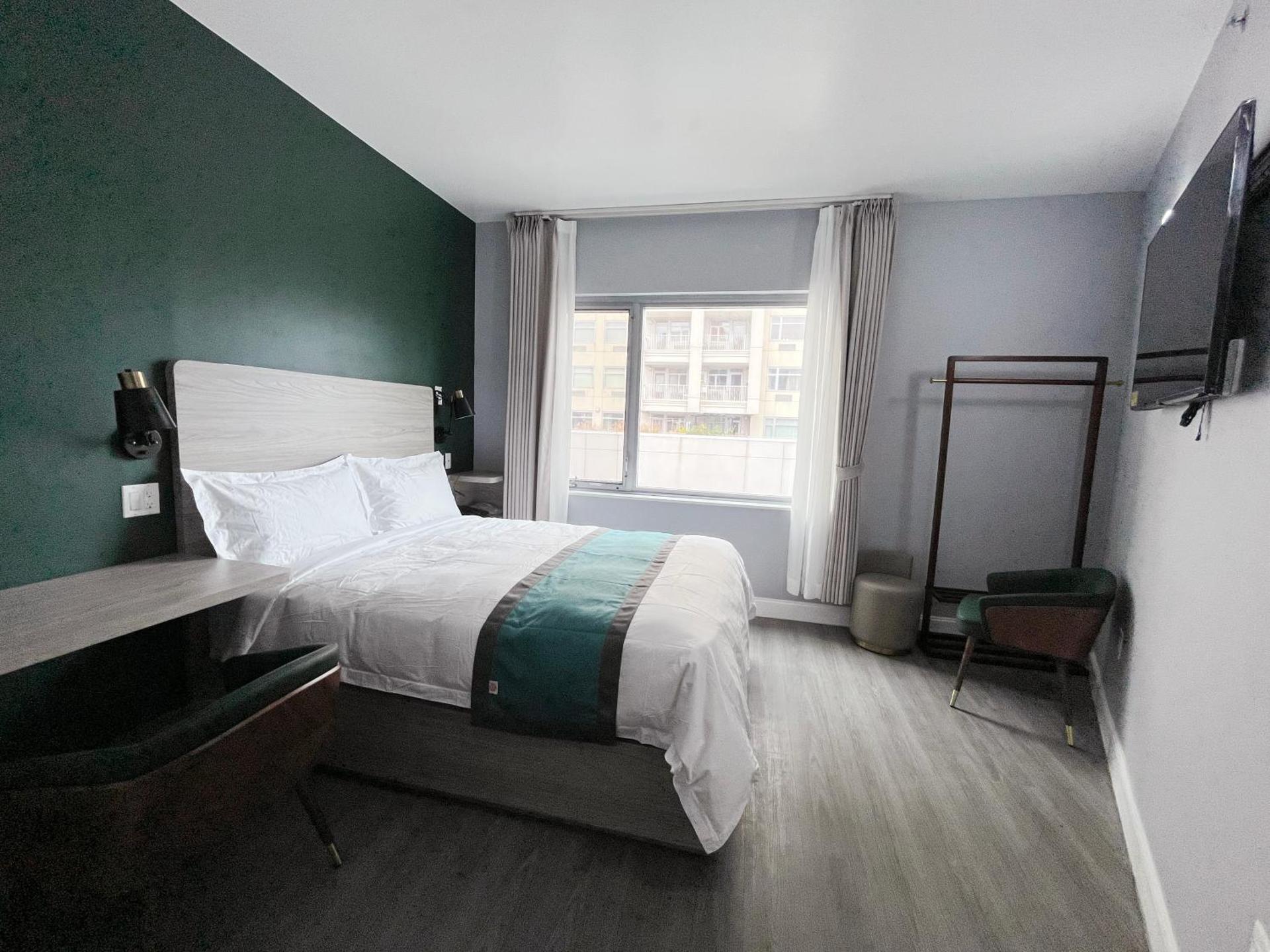 Starlight Hotel Near LGA Airport