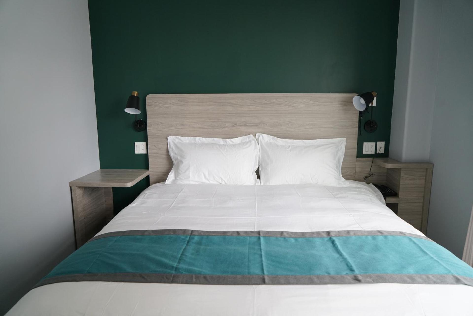 Starlight Hotel Near LGA Airport