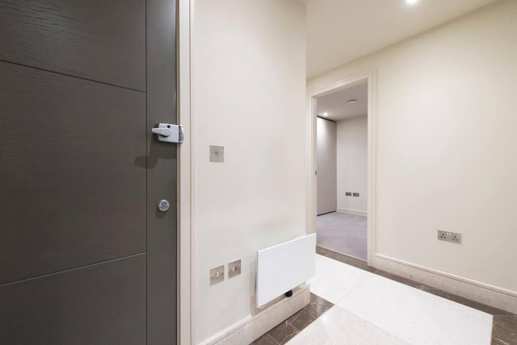 Garden Haven Luxe 1BR 1BA Chigwell Retreat CHCL F1