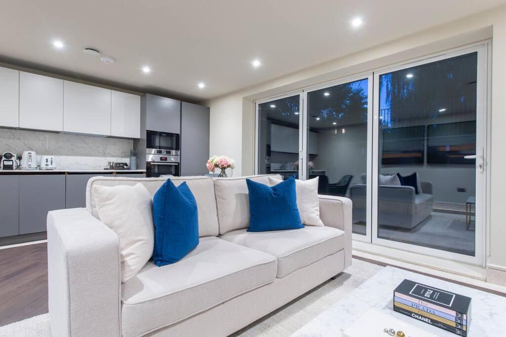 Garden Haven Luxe 1BR 1BA Chigwell Retreat CHCL F1