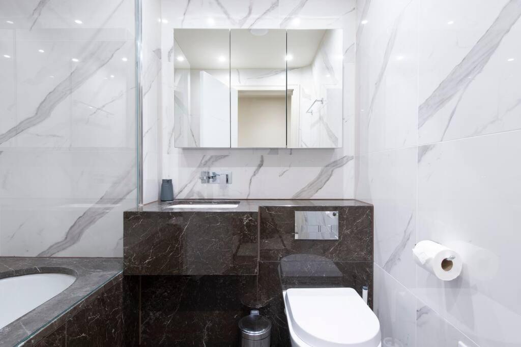 Garden Haven Luxe 1BR 1BA Chigwell Retreat CHCL F1