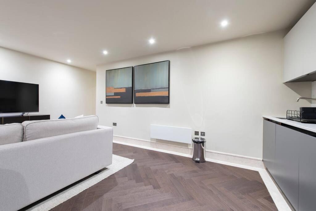 Garden Haven Luxe 1BR 1BA Chigwell Retreat CHCL F1