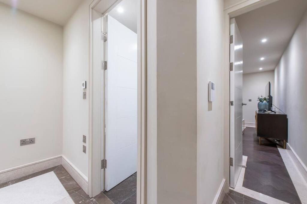 Garden Haven Luxe 1BR 1BA Chigwell Retreat CHCL F1