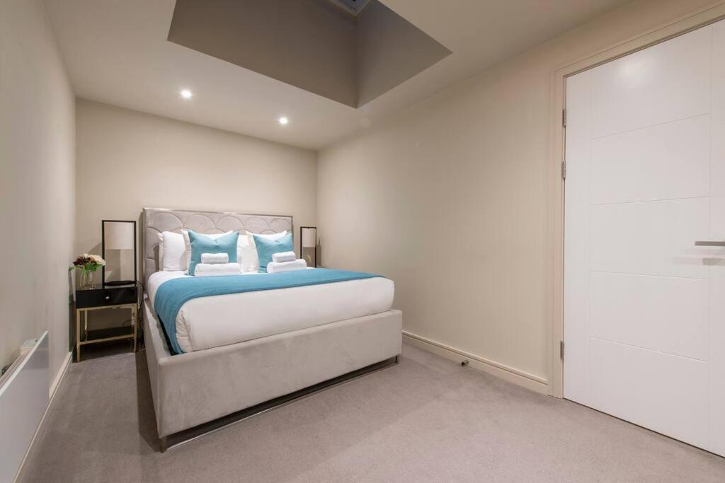 Garden Haven Luxe 1BR 1BA Chigwell Retreat CHCL F1