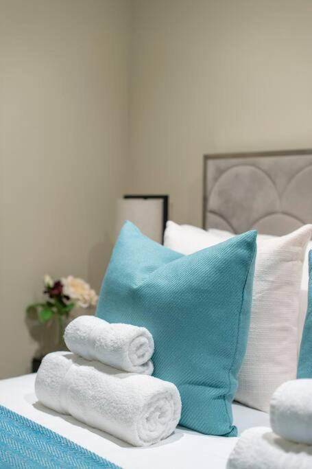 Garden Haven Luxe 1BR 1BA Chigwell Retreat CHCL F1