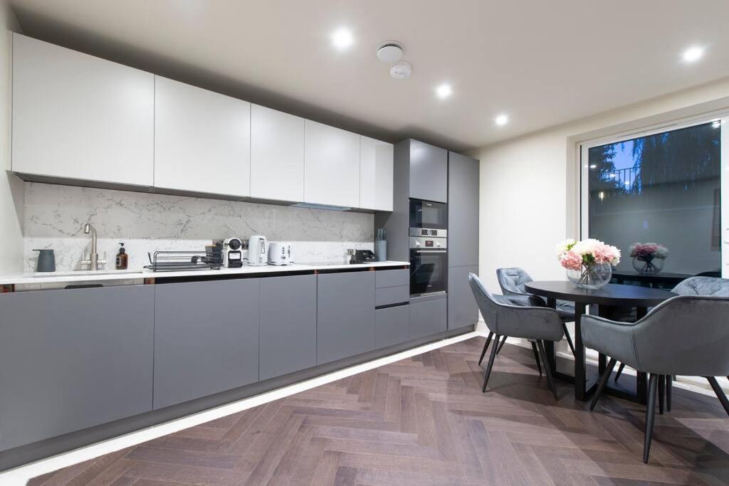 Garden Haven Luxe 1BR 1BA Chigwell Retreat CHCL F1