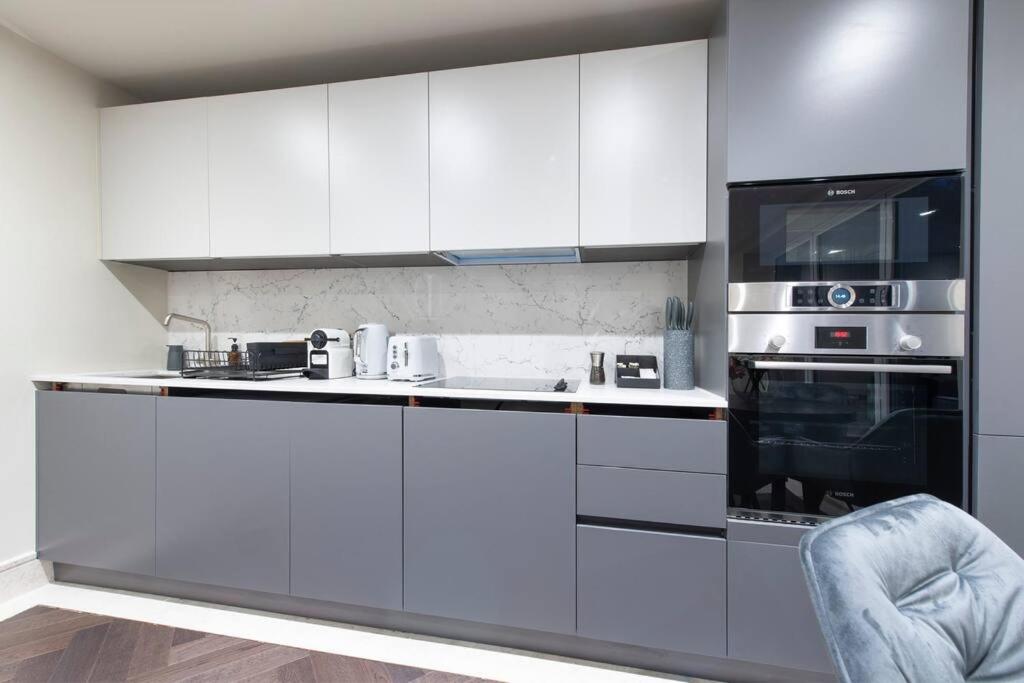 Garden Haven Luxe 1BR 1BA Chigwell Retreat CHCL F1