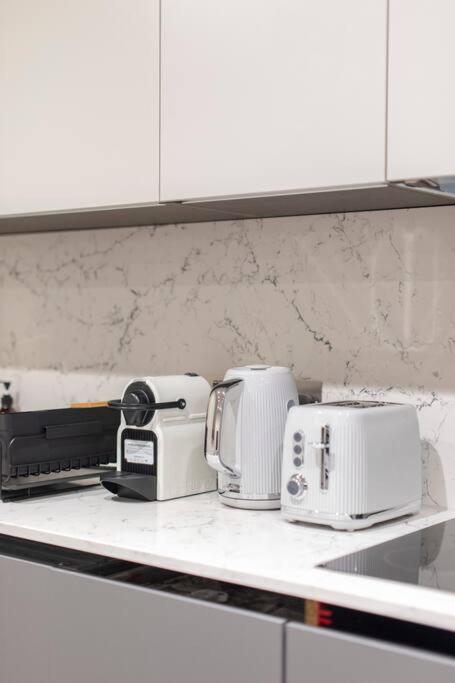 Garden Haven Luxe 1BR 1BA Chigwell Retreat CHCL F1