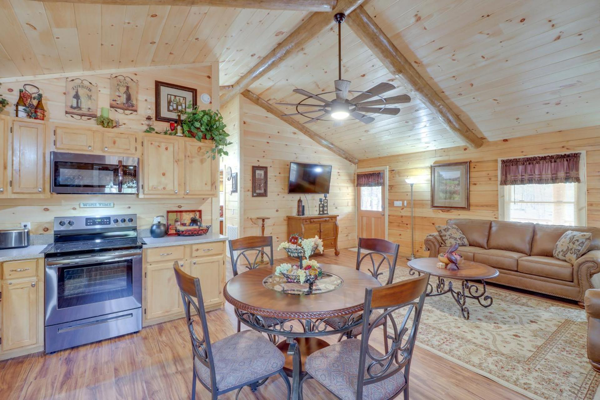 Fire Pit and Deck Cabin by Greers Ferry Lake!