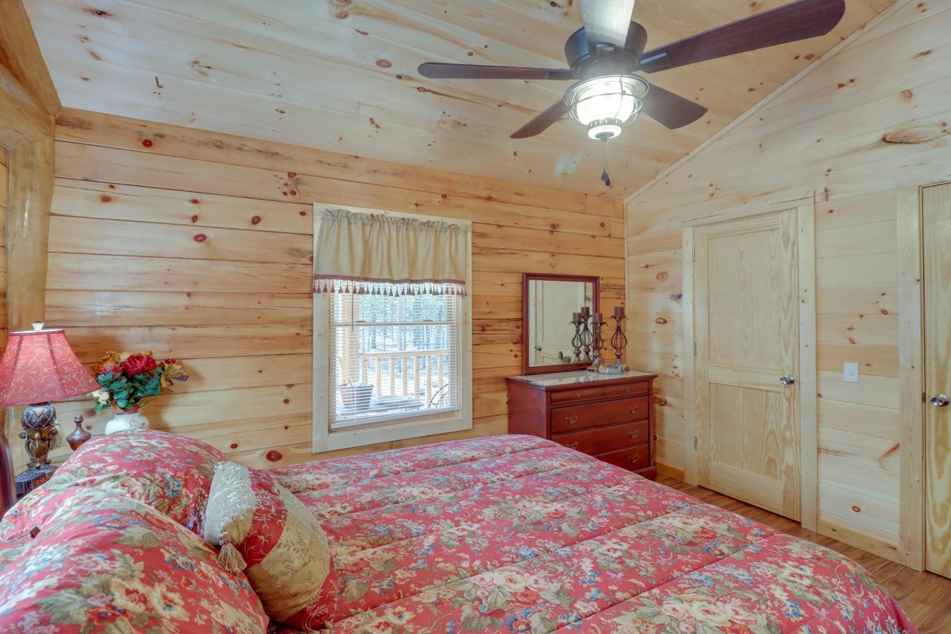 Fire Pit and Deck Cabin by Greers Ferry Lake!