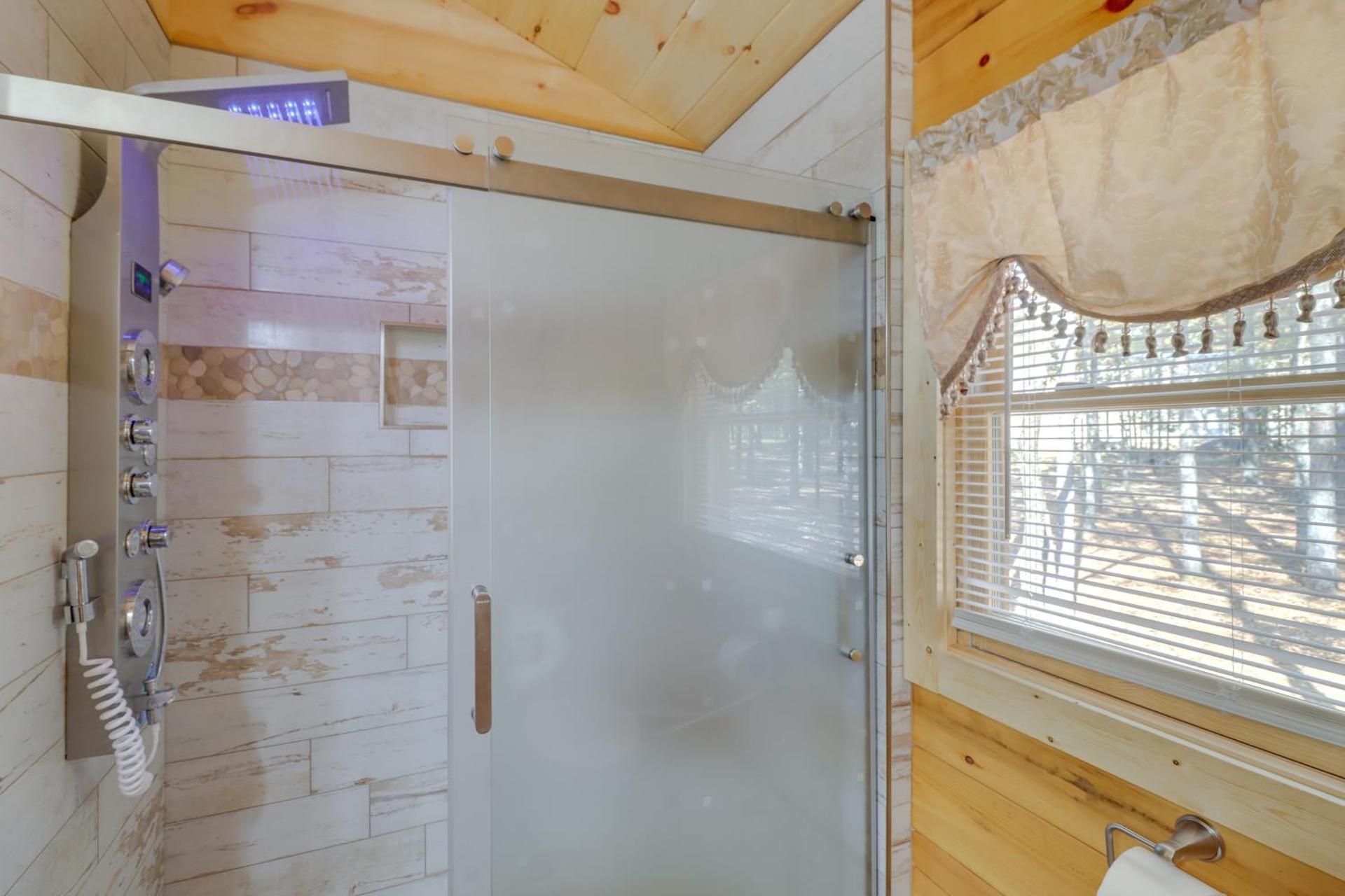 Fire Pit and Deck Cabin by Greers Ferry Lake!