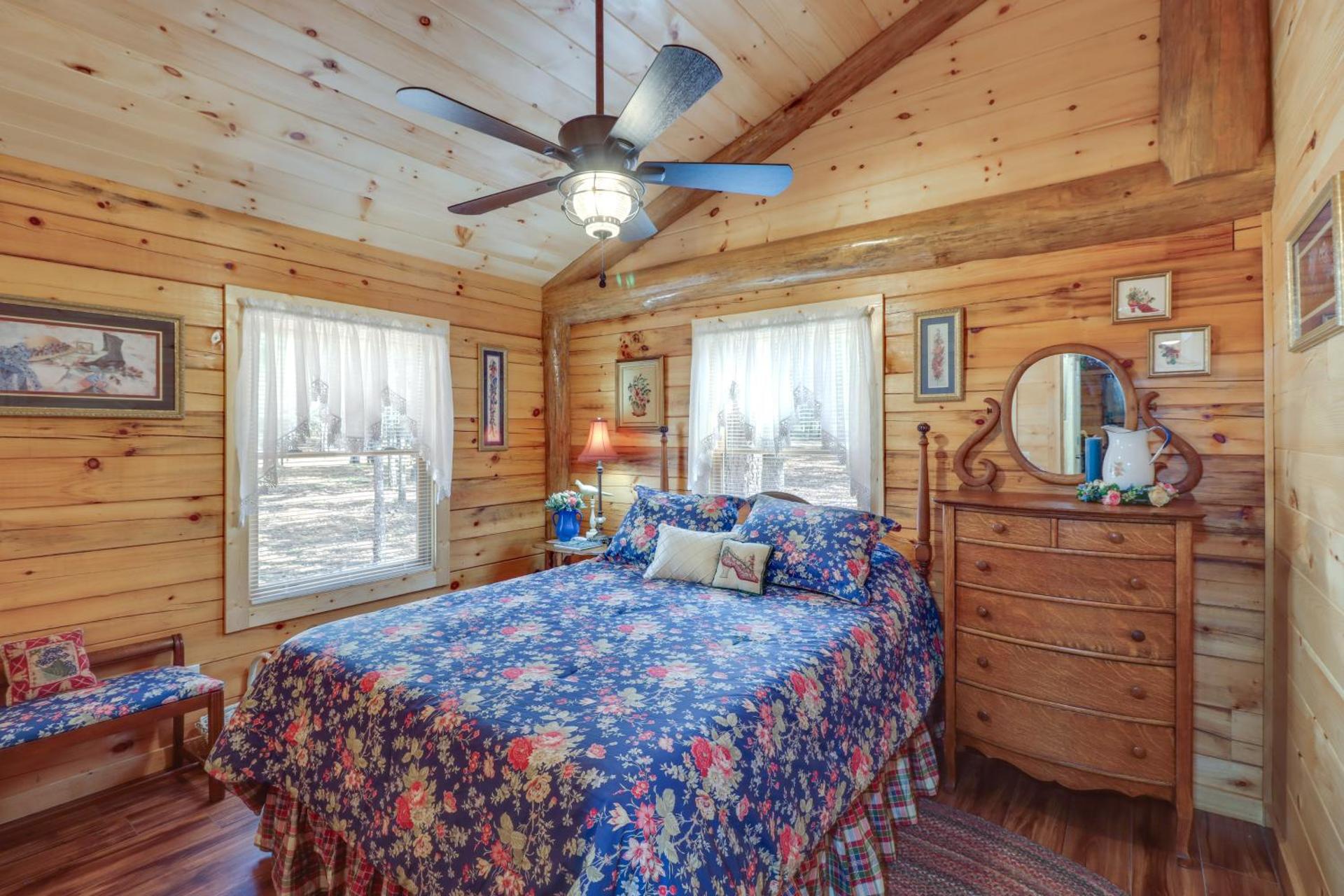 Fire Pit and Deck Cabin by Greers Ferry Lake!